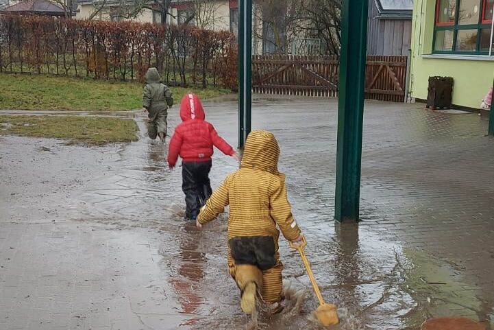 Kinder spielen bei Regenwetter an der frischen Luft